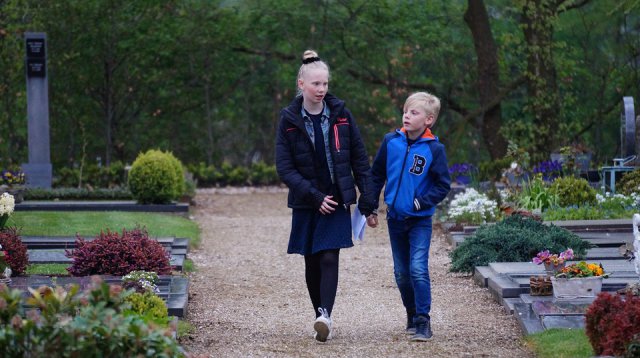 Efkes stille staon bie (vrijdag  5 mei 2017)